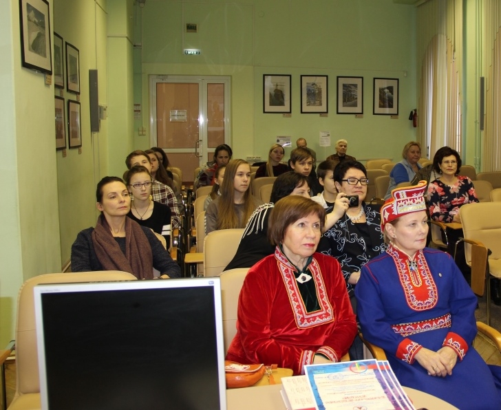 В библиотеке состоялась презентация нового издания Мурманского центра народов Севера