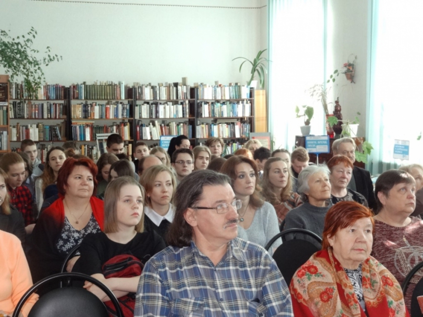 Передвижная выставка из фонда областной научной библиотеки побывала в Оленегорске