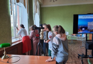 Библиотеку посетили московские школьники – победители проекта «Юный полярник»