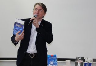 В научной библиотеке состоялась презентация новой книги Дмитрия Коржова «Мурманцы» 
