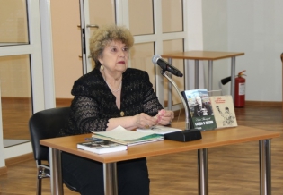 В библиотеке состоялась презентация книги Ивана Николаевича Тимофеева «Следы в жизни»