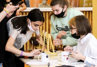 В библиотеке прошли необычные соревнования по строительству мостов из спагетти