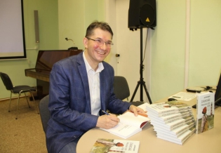В  библиотеке состоялась презентация новой книги Дмитрия Ищенко «В поисках мальчишеского бога»