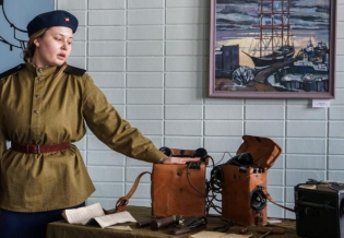 Реконструкторы познакомили молодежь с униформой и снаряжением времен Великой Отечественной войны